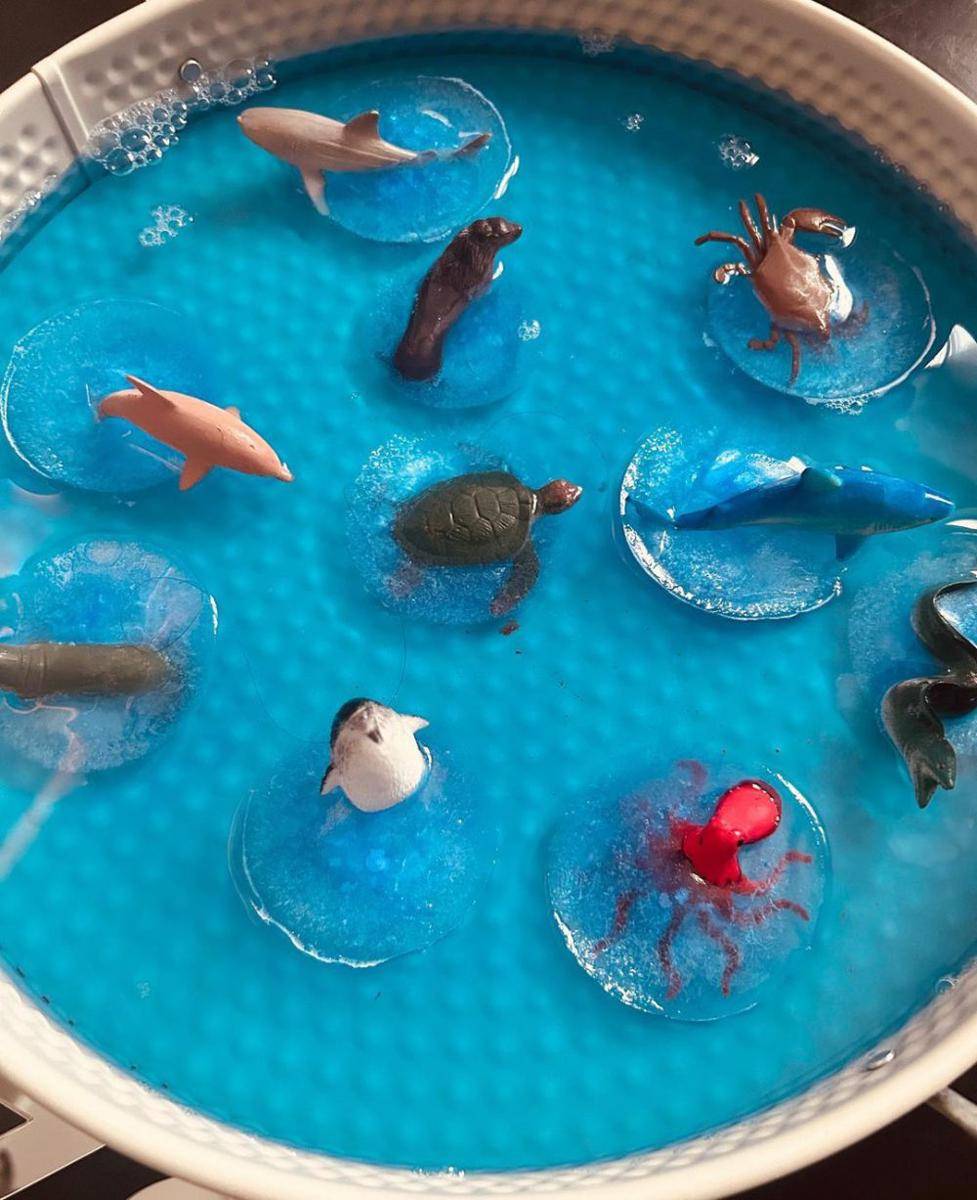 air dan es untuk sensory play (instagram.com/tufftray_adventures)