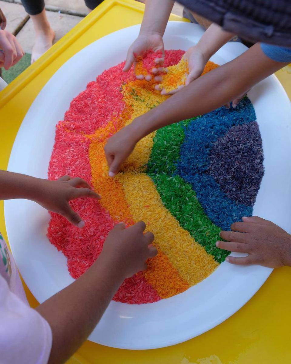 beras pelangi untuk sensory play (instagram.com/schoolbrightbeginnings)