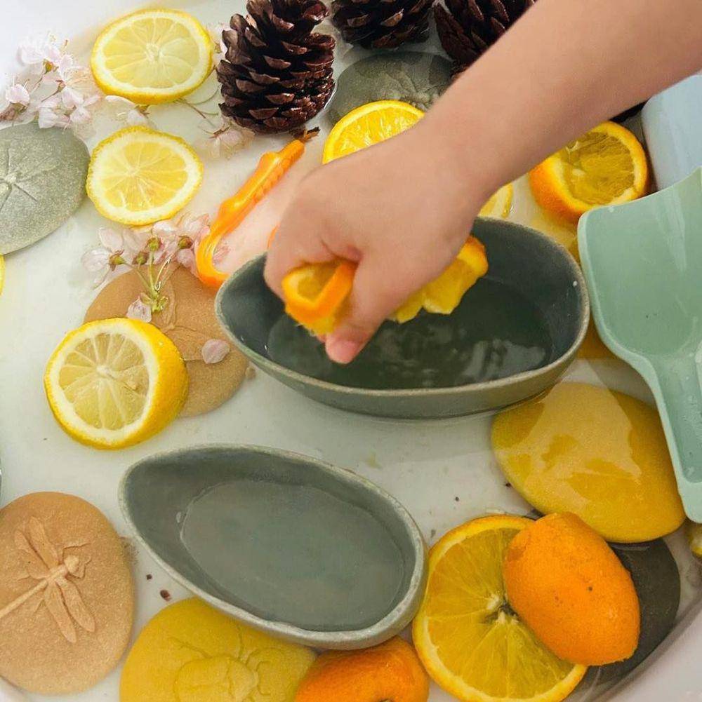 jeruk potong untuk sensory play (instagram.com/yellow_door_education)