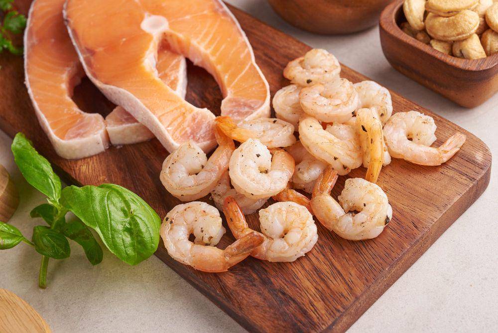 ilustrasi udang dan fillet ikan (freepik.com/jcomp)
