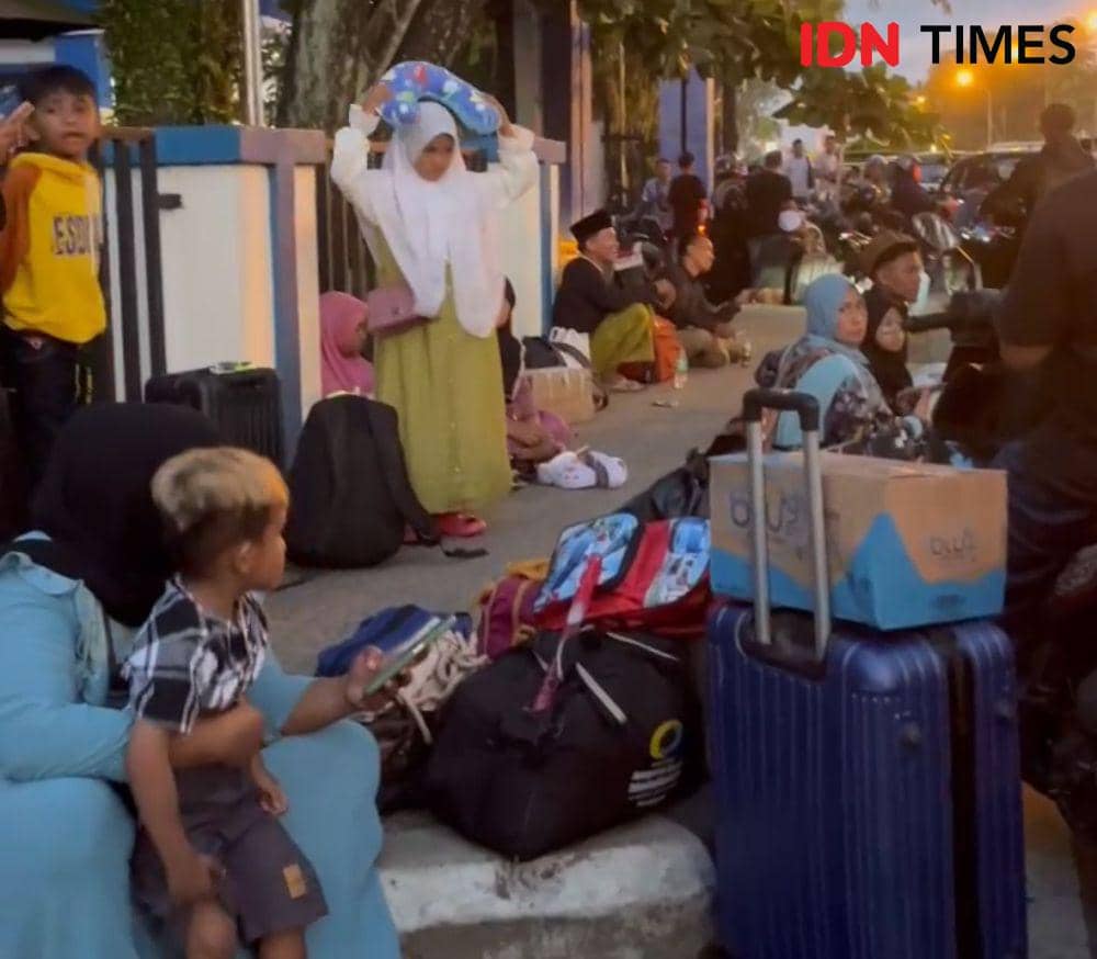 Ratusan penumpang KM Bukit Raya di Pontianak batal berangkat. (IDN Times/Teri).
