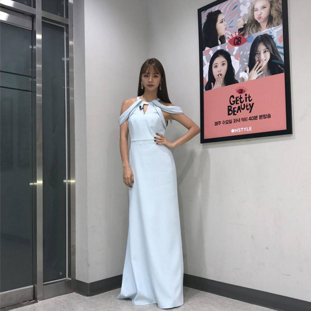 inspirasi dress pesta ala Lee Hyeri (instagram.com/hyeri_0609)