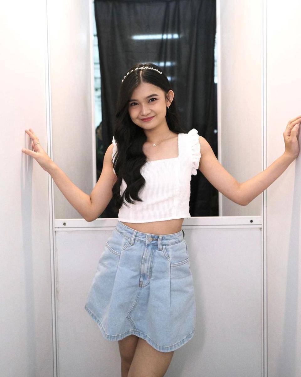 style feminin ala Indah JKT48 (instagram.com/jkt48indah_)
