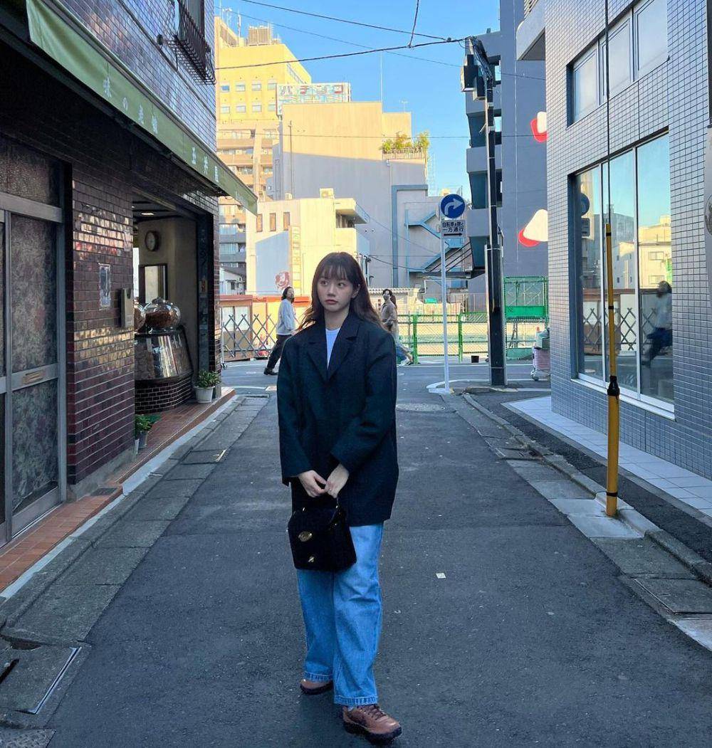 office style ala Lee Hyeri (instagram.com/hyeri_0609)