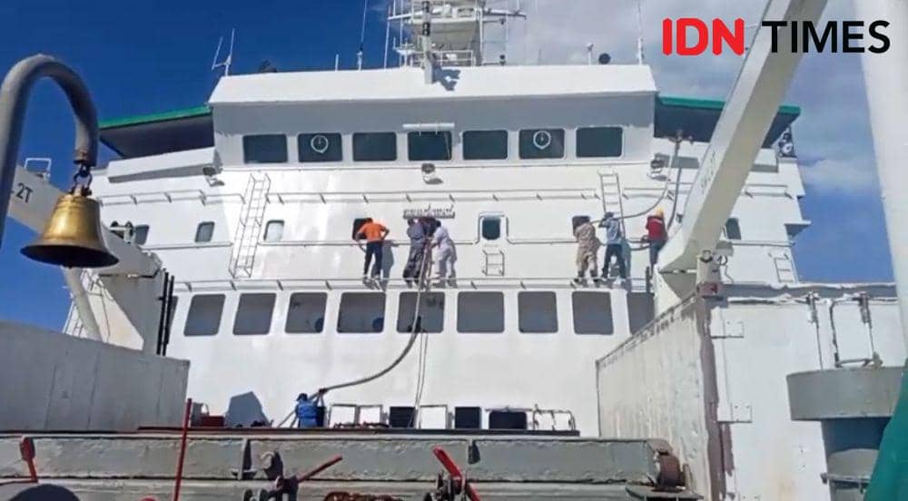 Proses pemadaman api dilakukan oleh tim gabungan. (IDN Times/istimewa).