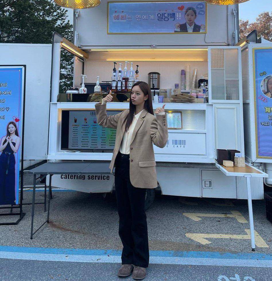 office style ala Lee Hyeri (instagram.com/hyeri_0609)