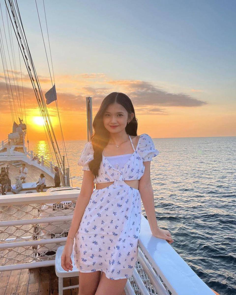 style feminin ala Indah JKT48 (instagram.com/jkt48indah_)