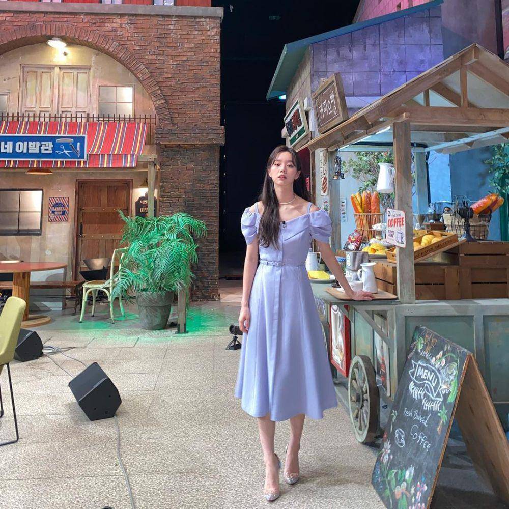 inspirasi dress pesta ala Lee Hyeri (instagram.com/hyeri_0609)