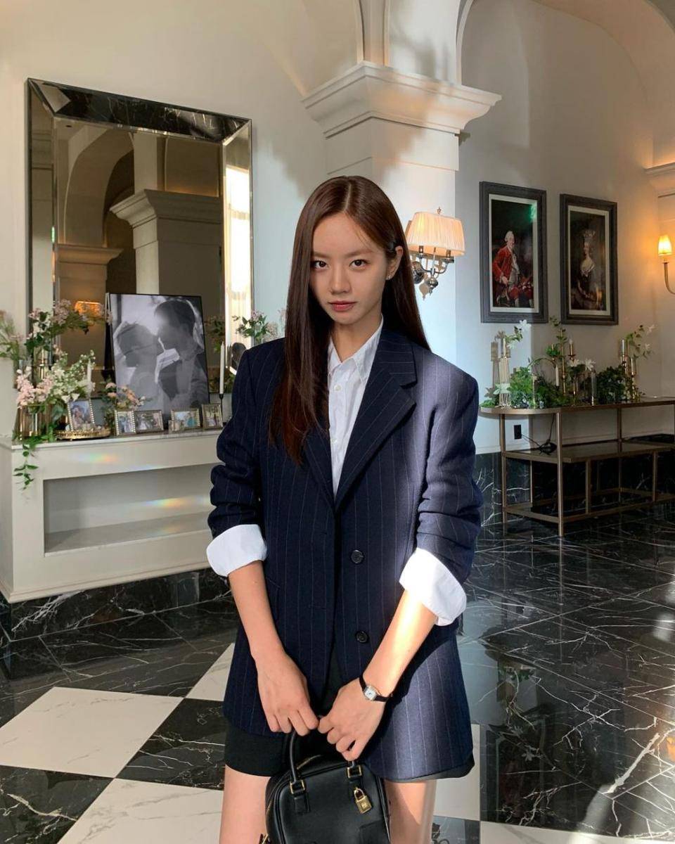 office style ala Lee Hyeri (instagram.com/hyeri_0609)