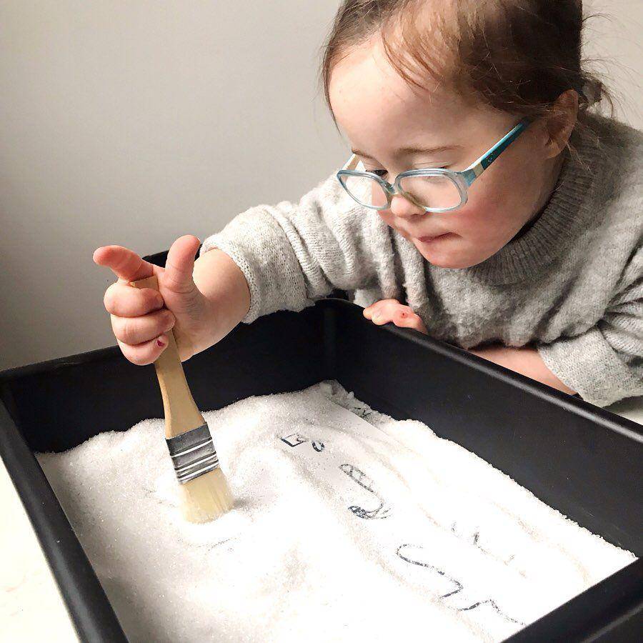garam untuk sensory play (instagram.com/simplifying.play)