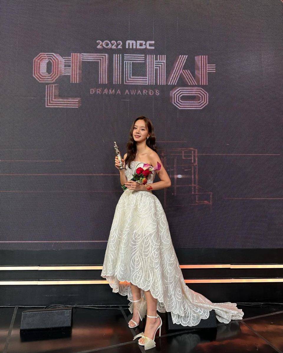 inspirasi dress pesta ala Lee Hyeri (instagram.com/hyeri_0609)