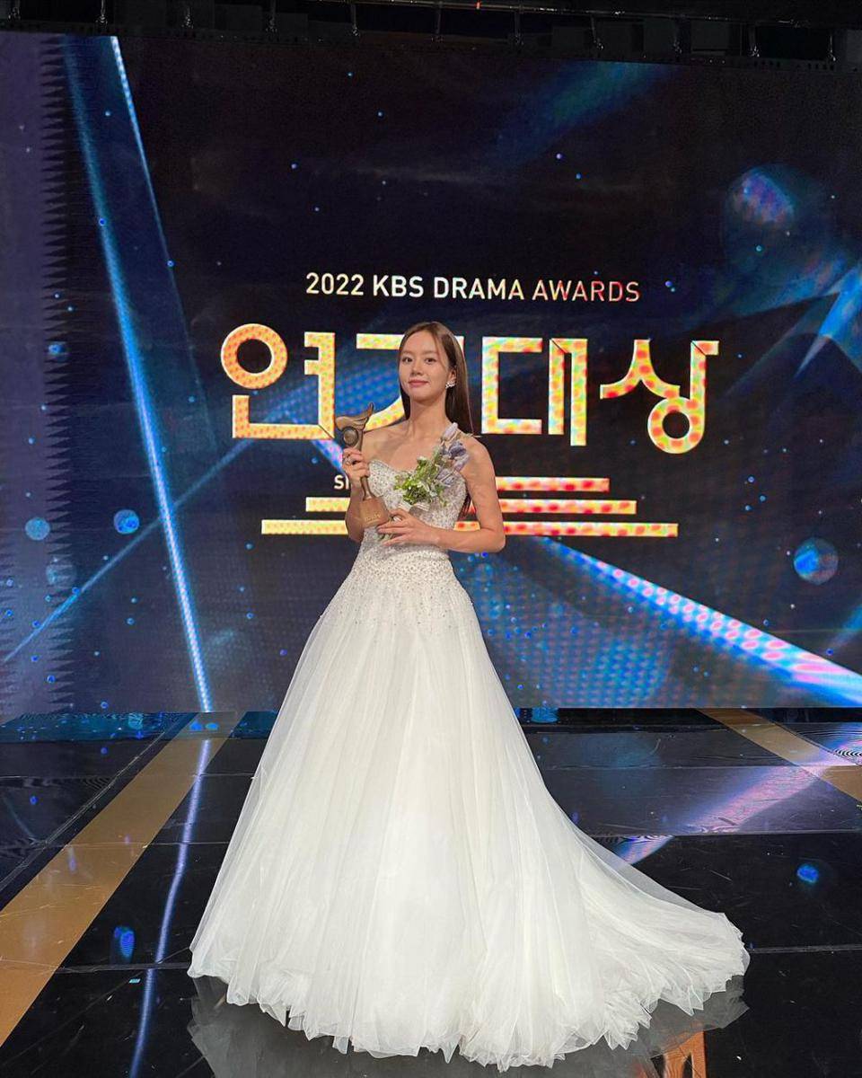 inspirasi dress pesta ala Lee Hyeri (instagram.com/hyeri_0609)