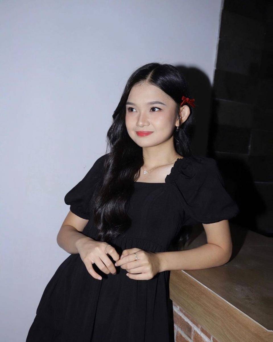 style feminin ala Indah JKT48 (instagram.com/jkt48indah_)