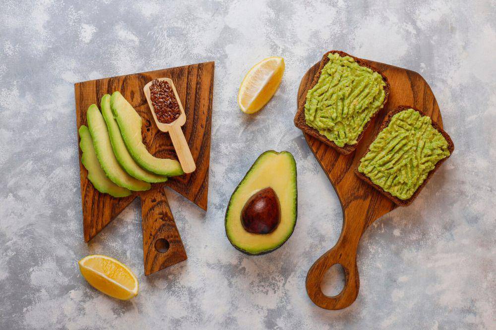 ilustrasi alpukat toast (freepik.com/BalashMirzabey