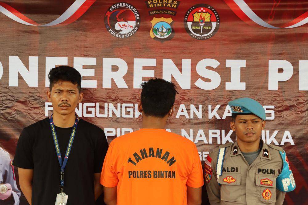 Pelaku penanaman ganja saat berada di Polres Bintan (Dokumentasi Polres Bintan)