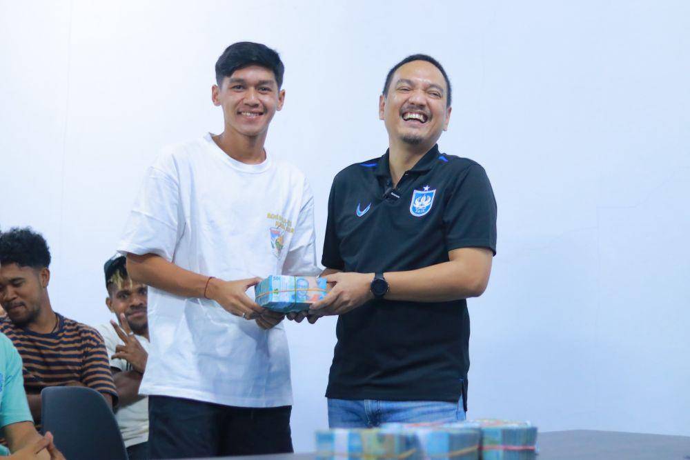 CEO PSIS Semarang, Yoyok Sukawi membagikan bonus kepada pemain dan official PSIS usai menang lawan Rans Nusantara, Rabu (24/4/2024). (dok. PSIS)