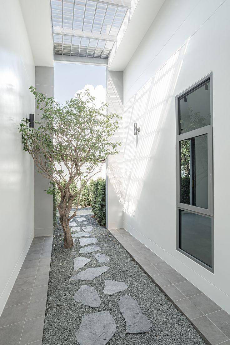 inspirasi foodpath untuk ciptakan side yard minimalis (images.adsttc.com)
