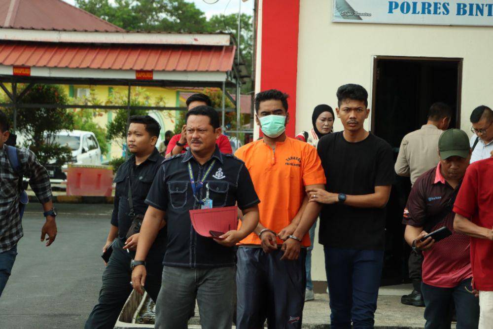 Pelaku penanaman ganja saat diamankan Satres Narkoba Polres Bintan (Dokumentasi Polres Bintan)