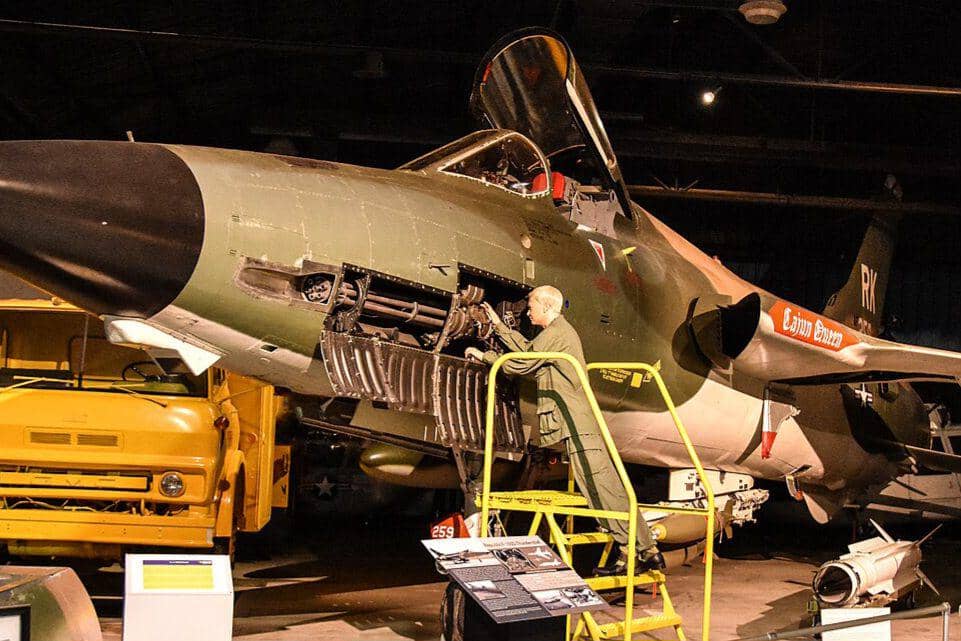 YF-105 Thunderchief dirancang sebagai pesawat tempur supersonik yang mampu mengirimkan senjata nuklir taktis jauh ke wilayah musuh. (commons.wikimedia.org/Eric Friedebach)