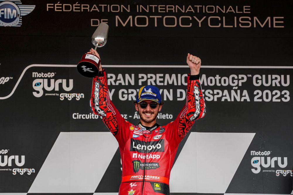 Francesco Bagnaia mengangkat trofi usai finis pertama di main race GP Spanyol 2023. (ducati.com)