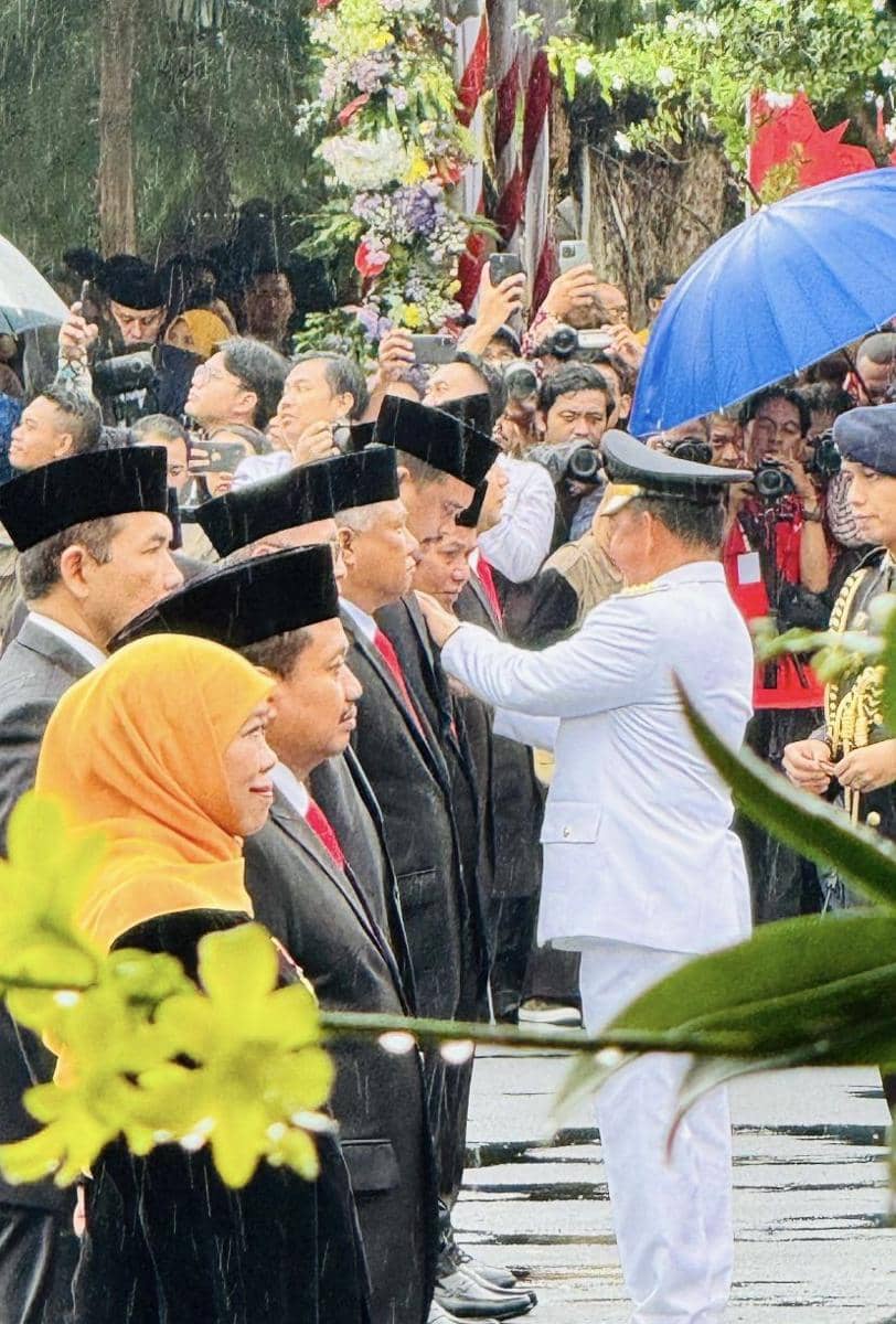Wali Kota Medan Bobby Nasution menerima anugerah Tanda Kehormatan Satyalancana Karya Bhakti Praja Nugraha dari Presiden RI Joko Widodo dan Penghargaan Prestasi Penyelenggaraan Pemerintahan Daerah dari Menteri Dalam Negeri (Dok. Diskominfo Medan)