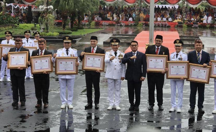 Wali Kota Medan Bobby Nasution menerima anugerah Tanda Kehormatan Satyalancana Karya Bhakti Praja Nugraha dari Presiden RI Joko Widodo dan Penghargaan Prestasi Penyelenggaraan Pemerintahan Daerah dari Menteri Dalam Negeri (Dok. Diskominfo Medan)