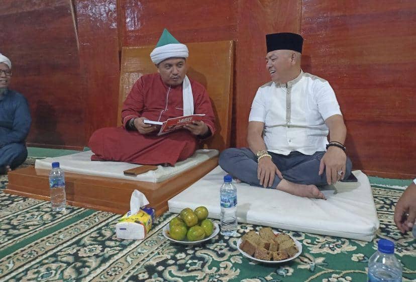 Mantan Bupati Tapanuli Utara 2 periode Nikson Nababan, yang juga Ketua DPC PDI Perjuangan Tapanuli Utara mengunjungi kediaman Tuan Guru Batak (TGB) Syekh Dr. H. Ahmad Sabban El-Ramaniy Rajagukguk, di Simalungun (Dok. Vera for IDN Times)