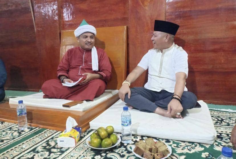 Mantan Bupati Tapanuli Utara 2 periode Nikson Nababan, yang juga Ketua DPC PDI Perjuangan Tapanuli Utara mengunjungi kediaman Tuan Guru Batak (TGB) Syekh Dr. H. Ahmad Sabban El-Ramaniy Rajagukguk, di Simalungun (Dok. Vera for IDN Times)