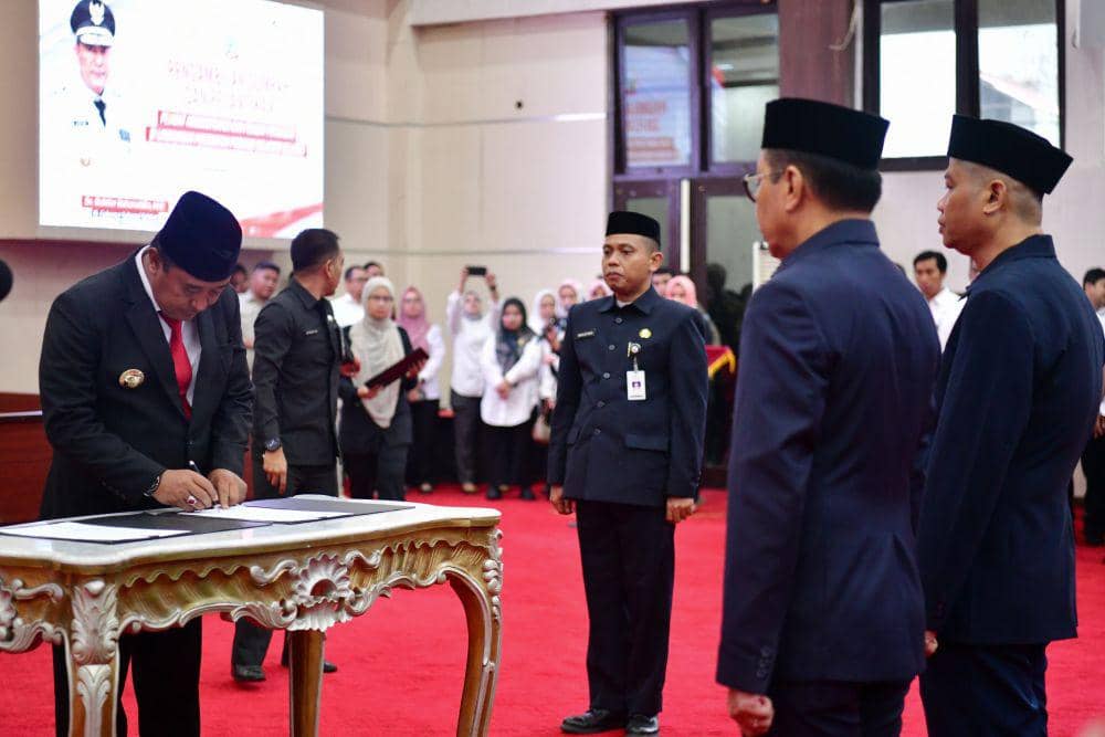 Pj Gubernur Sulawesi Selatan Bahtiar Baharuddin melantik 166 pejabat administrator dan pengawas di Ruang Pola Kantor Gubernur Sulsel, Rabu (24/4/2024). Dok. Humas Pemprov Sulsel