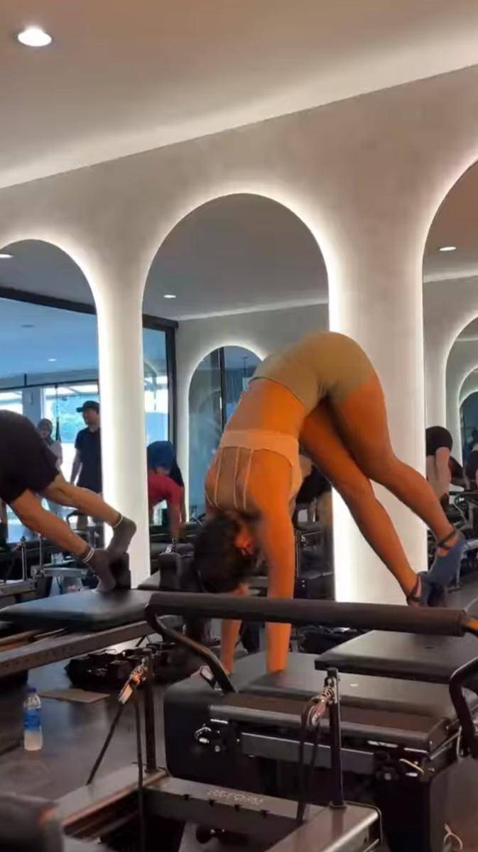 potret Gisel, Fuji, Nadya Arina, dan Sarah Tumiwa olahraga pilates bersama (instagram.com/sarahtumiwa)