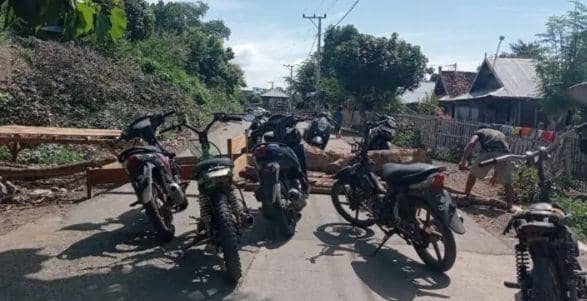Foto saat warga blokade jalan di Desa Sampungu (Dok/Istimewa)