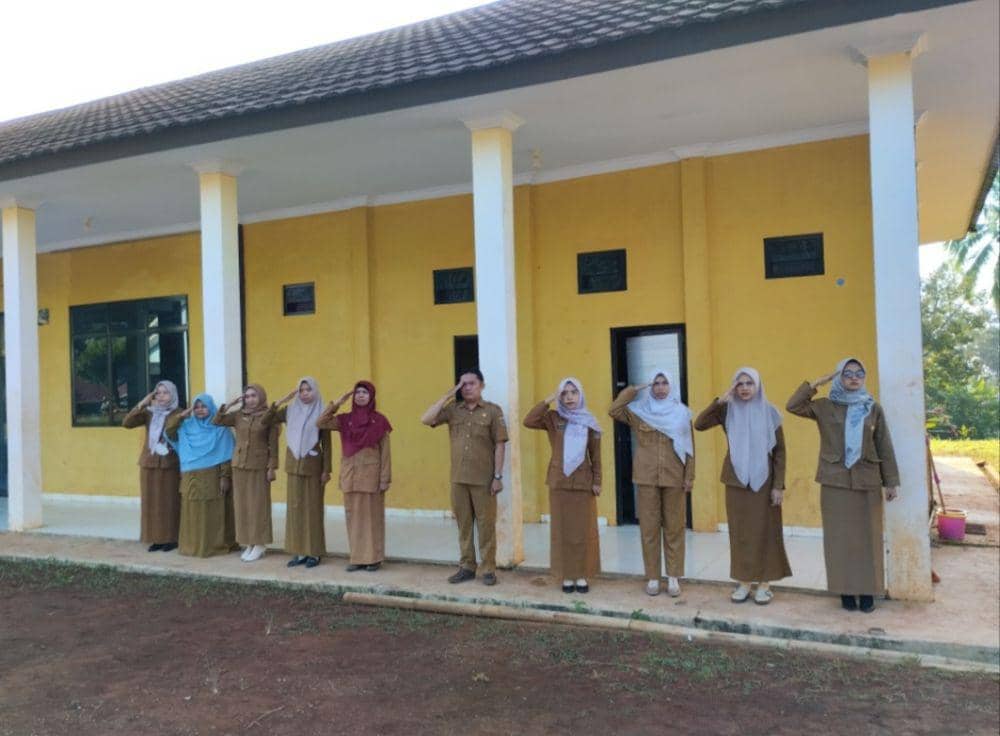 Lani swasta foto bersama dengan para guru SMK Negeri 1 Kecamatan Air Naningan, Tanggamus. (IDN Times/Istimewa).