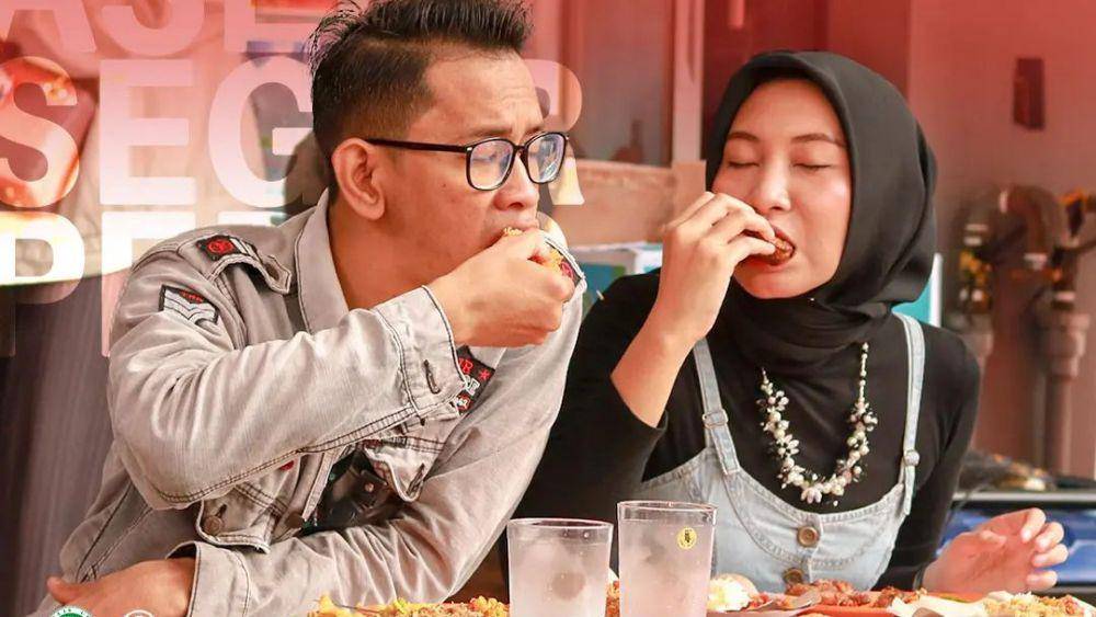 Pengunjung menikmati hidangan. (Instagram.com/ayamnelongso.kediri)