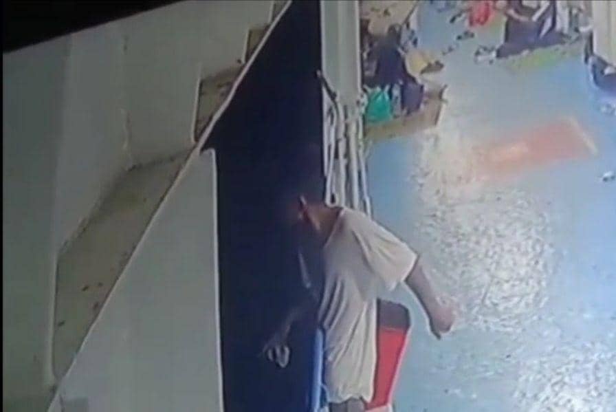 Tangkap layar pemuda Dede Saputra melompat dari KMP Rainna. (IDN Times/Istimewa).