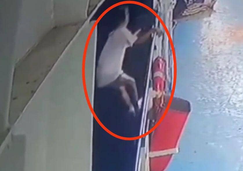 Detik-detik Pemuda Nekat Lompat dari Kapal Tujuan Pelabuhan Bakauheni