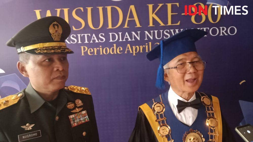 Ketua Alumni Udinus Mayjen TNI Nugroho Sulistyo dan Rektor Udinus, Prof Edi Noersasongko. (IDN Times/Fariz Fardianto)