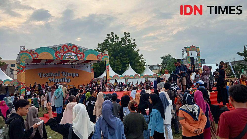 Foto situasi di panggung utama festival Rimpu Mantika Kota Bima (IDN Times/Juliadin)