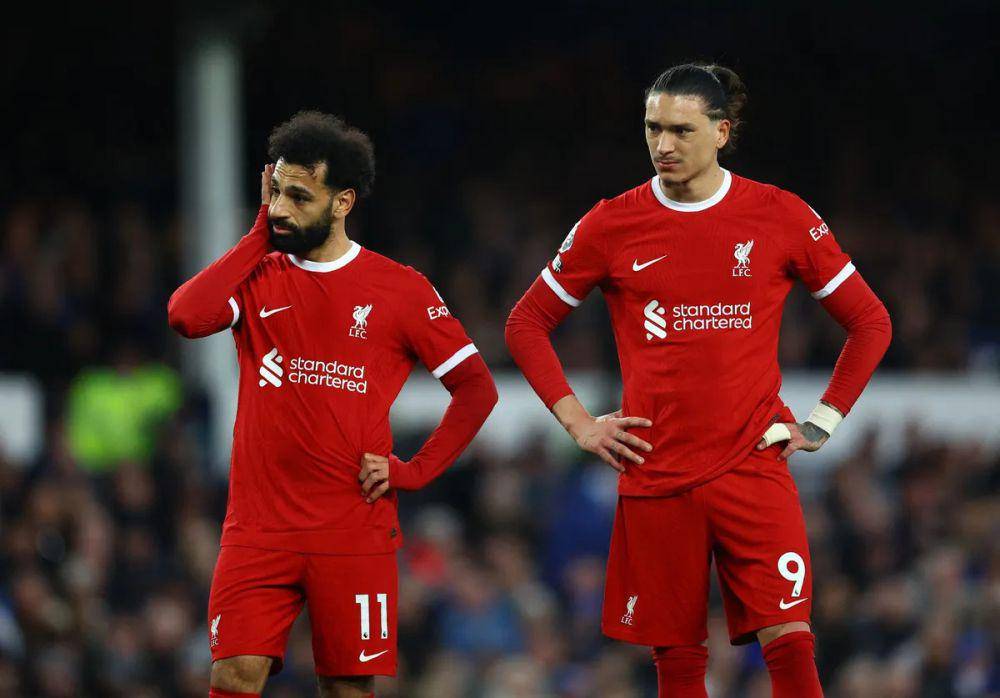 Reaksi kekecewaan para pemain Liverpool usai kalah dari Everton di Premier League 2023/2024. (premierleague.com)
