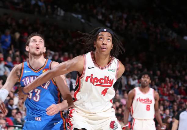 Moses Brown (kanan) (nba.com)