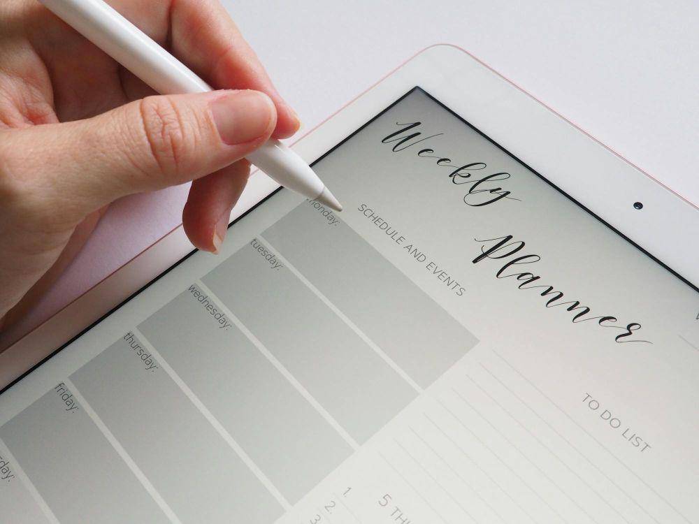 ilustrasi orang menulis dengan stylus (pexels.com/Jess Bailey Designs)