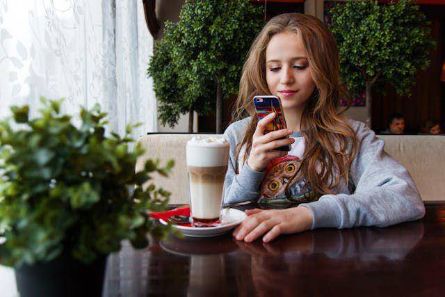 ilustrasi bermain smartphone (pexels.com/Pixabay)