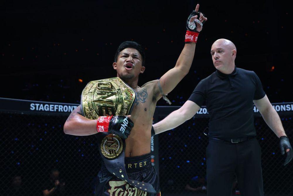 Rodtang Jitmuangnon (kiri) bersama sabuk juara ONE Flyweight Muay Thai. (instagram.com/rodtang_jimungnon)