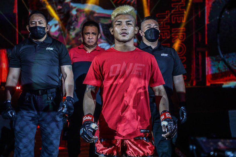 Rodtang Jitmuangnon (merah) saat memasuki arena pertandingan. (instagram.com/rodtang_jimungnon)