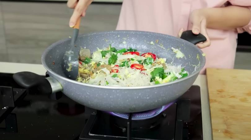ilustrasi memasak bihun goreng putih (YouTube.com/Devina Hermawan)