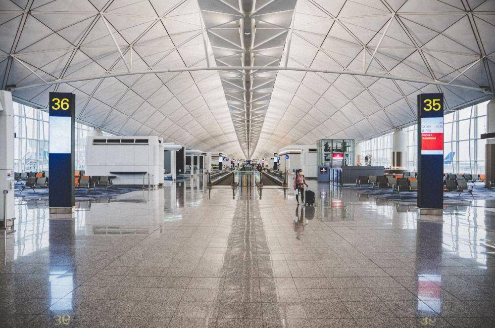 Hong Kong International Airport (unsplash.com/bigdodzy)
