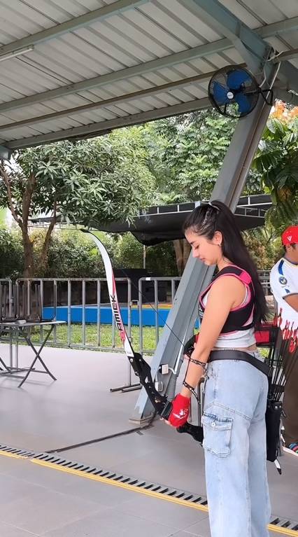 potret Ghea Youbi latihan panahan (instagram.com/gheayoubi)