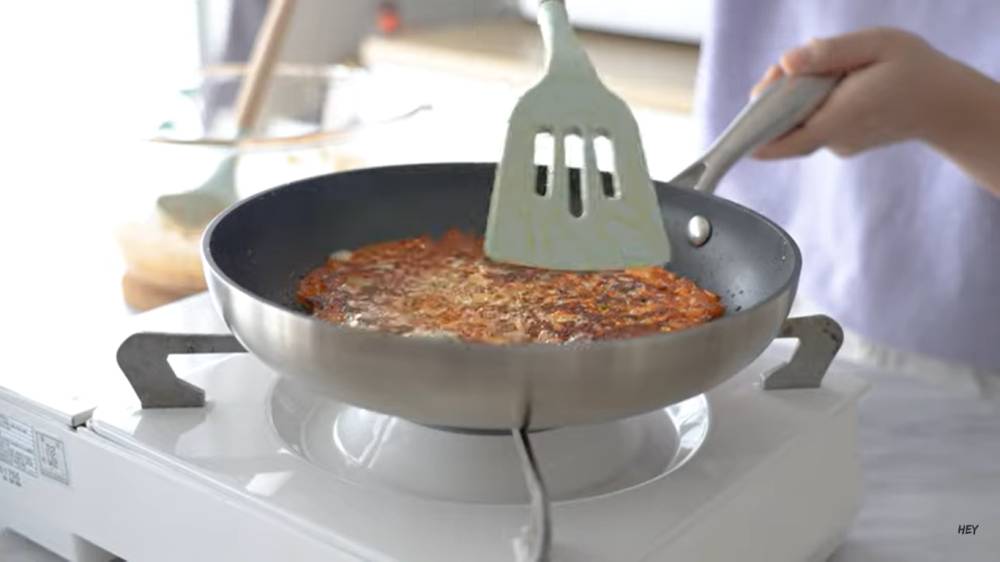 Ilustrasi memasak kimchijeon (youtube.com/heytheresia)