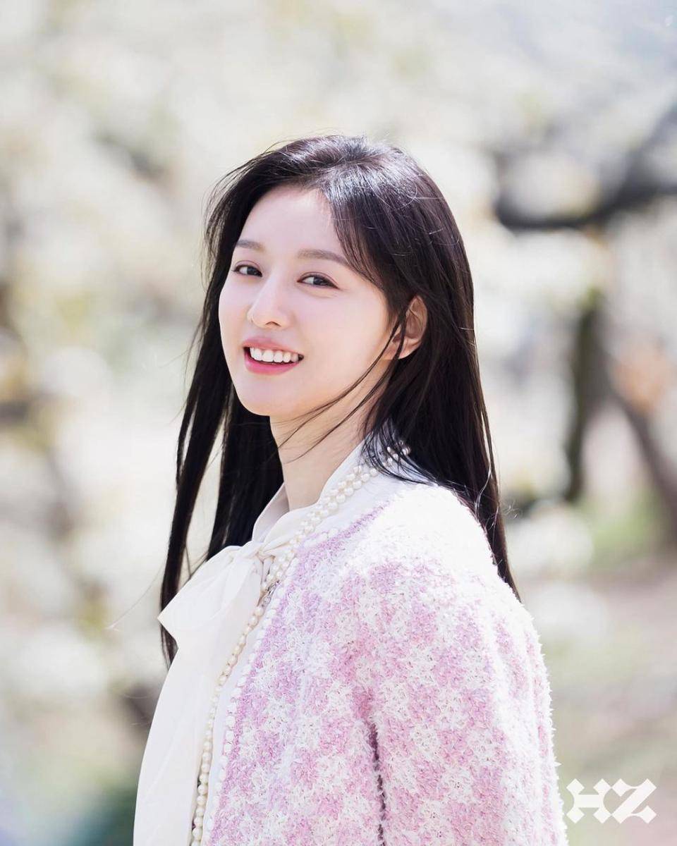 potret Kim Ji Won di balik layar drama Queen of Tears (instagram.com/highziumstudio)