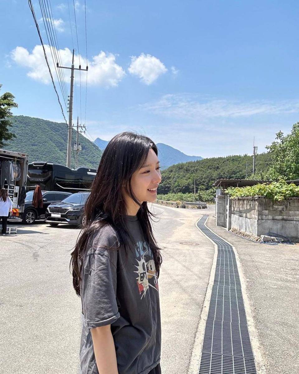 potret Kim Ji Won di balik layar drama Queen of Tears (instagram.com/geewonii)