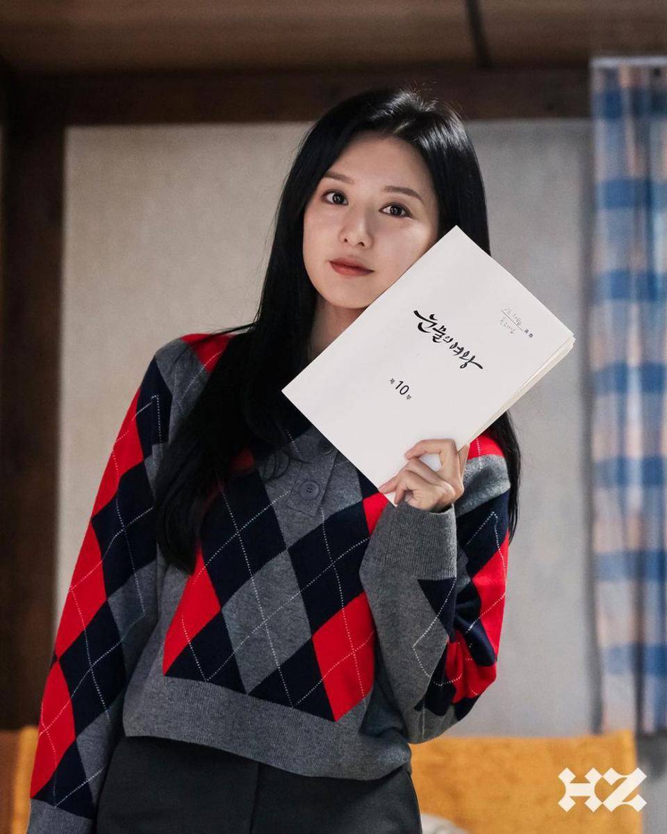 potret Kim Ji Won di balik layar drama Queen of Tears (instagram.com/highziumstudio)